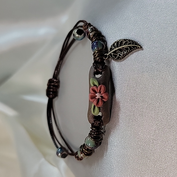Hand-knotted Ceramic Floral Motif Adjustable Hemp Bracelet, adjustable - Picture 3 of 7
